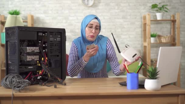 Muselman kvinna samtal stöd service på grund av dålig Internet mottagning — Stockvideo