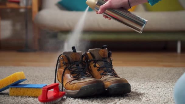Zapatos de pulverización con un spray protector a prueba de humedad lento mo — Vídeos de Stock