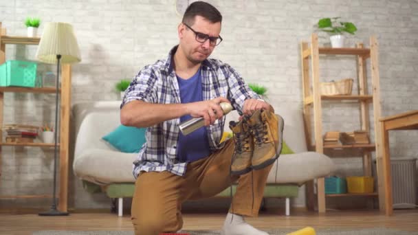 Man cleans shoes from dirt with a special brush — Stock Video