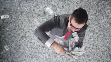 Bir erkek işadamının portresi kameraya bakar ve banknotları atar.