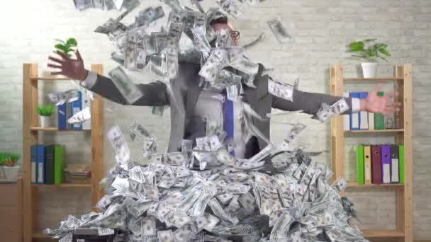 Masada para yığını içinde şanslı bir ofis çalışanı, ağır çekim. — Stok video