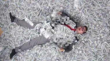 Banknotların arka planında yalan söyleyen neşeli iş adamı