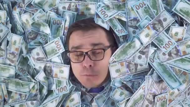 Das glückliche Gesicht eines Geschäftsmannes in Banknoten lächelt und blickt in die Kamera — Stockvideo