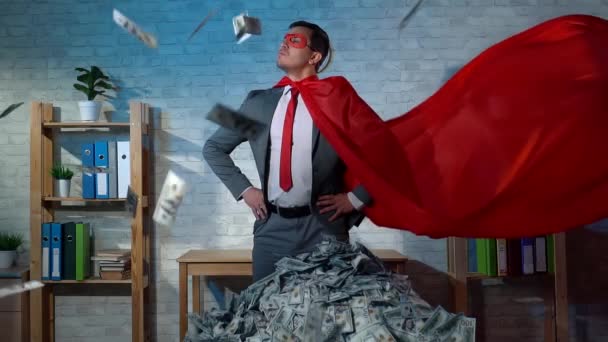 Süper kahraman kostümlü erkek işadamı banknot uçuruyor. — Stok video