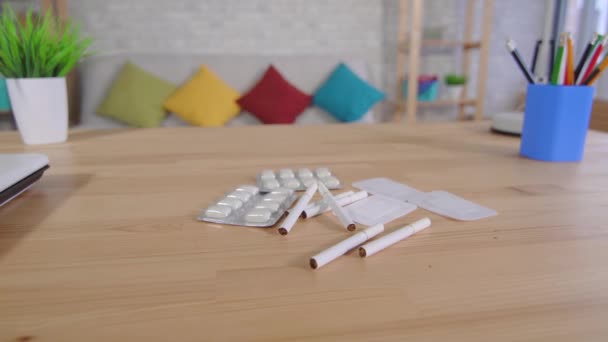 Behandeling voor rookverslaving op tafel is sigaretten nicotine patch en nicotine gom uit roken — Stockvideo