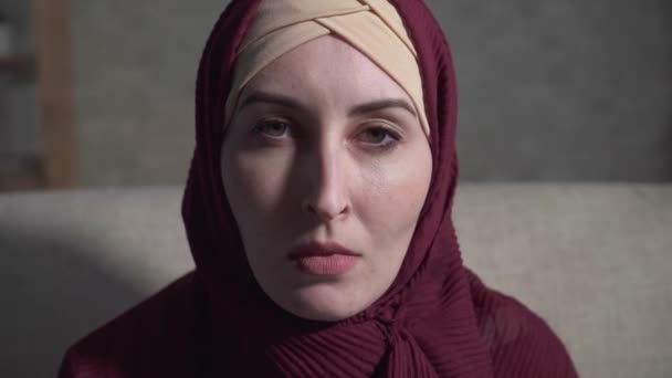 Potret seorang wanita muslim muda menangis — Stok Video