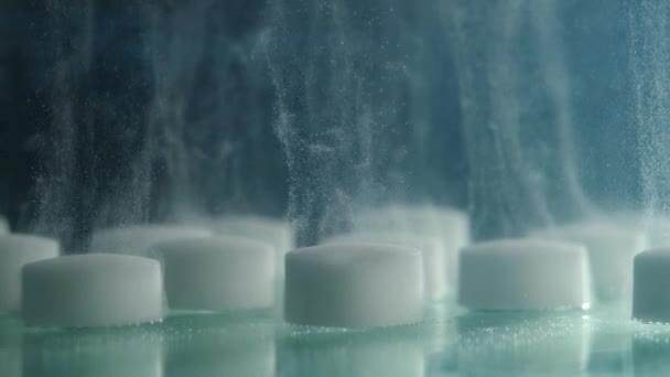 Suda çözünen beyaz tabletlerin yakın plan görüntüsü — Stok video