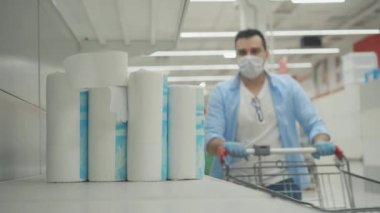 Dükkandaki bir müşteri panik içinde market alışverişi yapıyor.