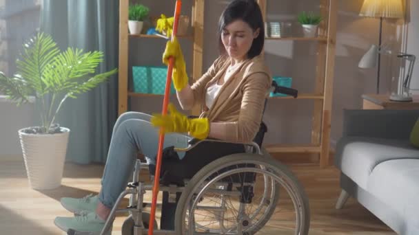 Πορτρέτο ανεξάρτητη νεαρή γυναίκα με αναπηρία καθαρίζει το διαμέρισμα — Αρχείο Βίντεο