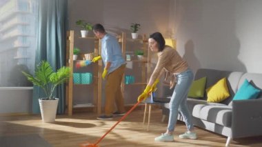 Bir kaç eş bir apartman dairesinde veya evde temizlik yapıyor.