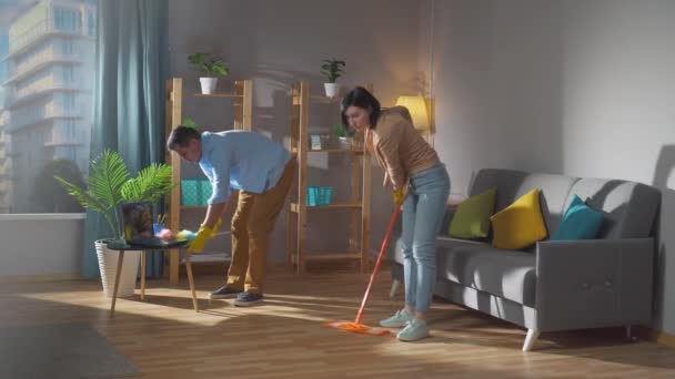 Пара втомлених подружжя роблять прибирання разом в квартирі або будинку — стокове відео