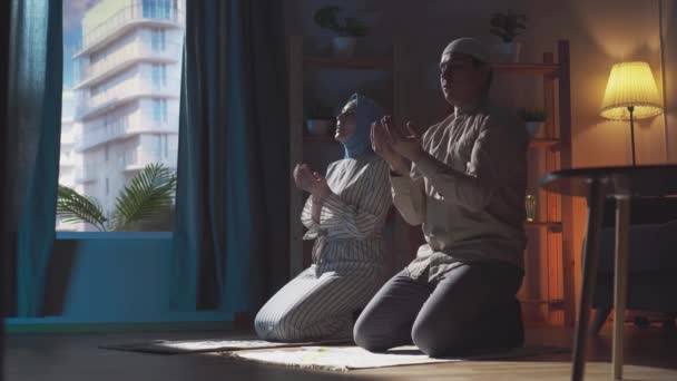 Muzułmańska para wspólna modlitwa w domu w tradycyjnej odzieży — Wideo stockowe