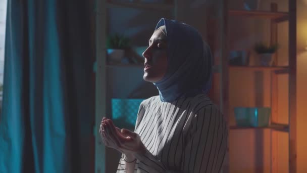 Retrato bela jovem muçulmana no hijab reza na casa de perto — Vídeo de Stock