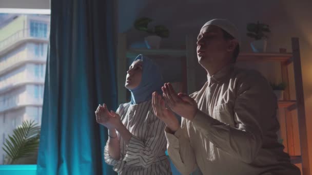 Portrait muslim man and woman in hijab pray at home — Stock Video