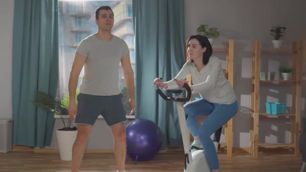 Sport di coppia atletici nel loro soggiorno a casa — Video Stock