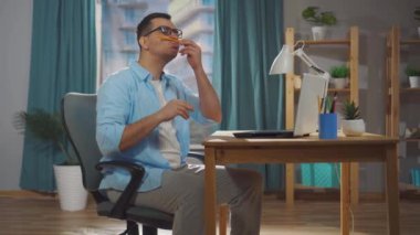 Erkek ofis çalışanı ya da serbest çalışan mesai saatlerinde oturur ve aylaklık eder ya da oyalanır.