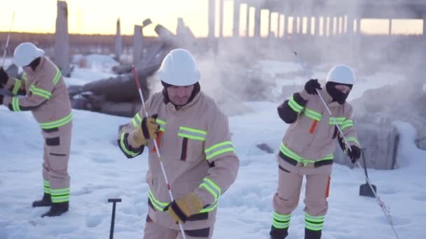 En räddare söker offer för katastrofen efter en lavin närbild slow mo — Stockvideo