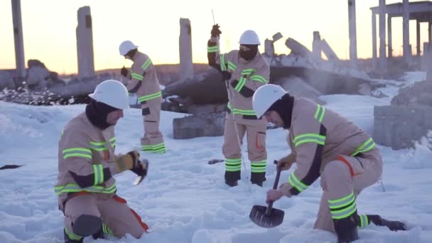 在雪崩救援中，志愿者们在雪地里搜寻冬季一场自然灾害的遇难者 — 图库视频影像