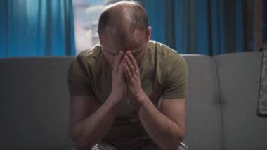 Travma sonrası sendromu geçirmiş depresif bir askerin portresi.