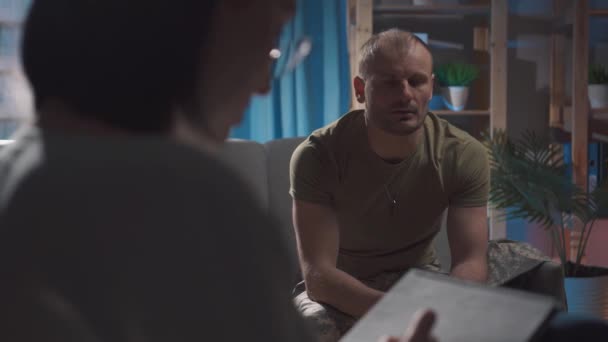 Портрет разочарованный и депрессивный профессиональный военный мужчина в форме на прием к психологу проходит терапию — стоковое видео
