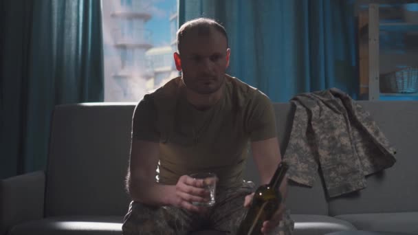 Portré professzionális katona ül depresszió és frusztráció alkohol és italok — Stock videók