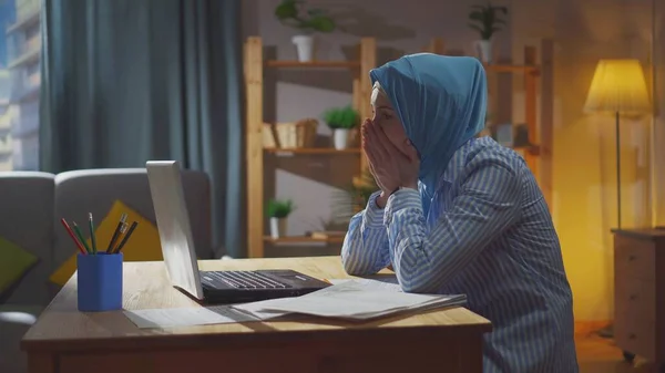 Retrato mujer musulmana se sienta deprimida en la sala de estar en la mesa Fotos De Stock