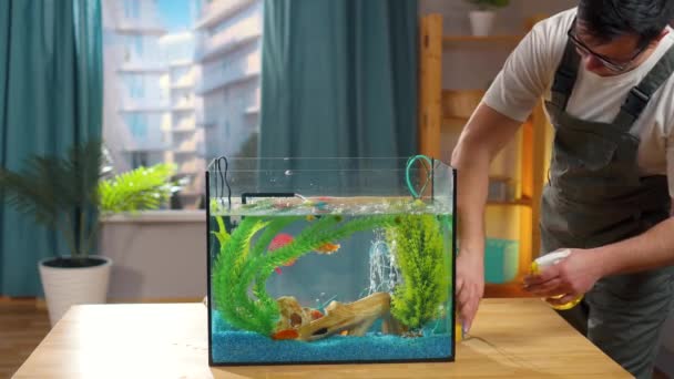 Servisní akvarista se zabývá úklidem akvária — Stock video