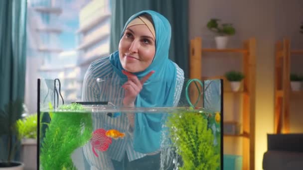 Umstrittene Muslimin im Goldfisch-Aquarium — Stockvideo