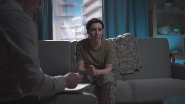Depressive junge Soldatin bei einem Empfang mit einem Psychologen — Stockvideo