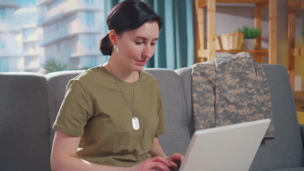 Mujer joven pensativa trabajando en un ordenador portátil — Vídeo de stock