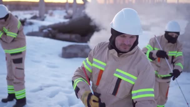 Rescatistas están buscando víctimas del desastre después de una avalancha — Vídeo de stock