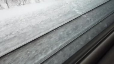 Tren penceresinden demiryolu hattına bak. Demiryolu boyunca hareket halinde. kış havası