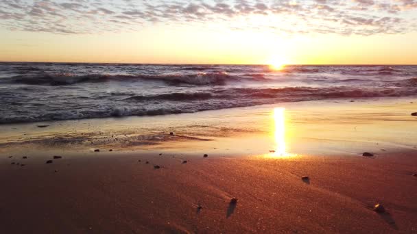 Goldener Sonnenuntergang Über Dem Meer Wellen Rauschen Ans Ufer Feuchter — Stockvideo
