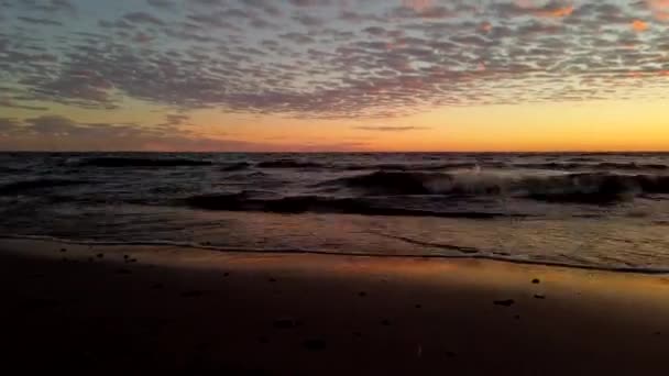 Goldener Sonnenuntergang Über Dem Meer Wellen Rauschen Ans Ufer Feuchter — Stockvideo