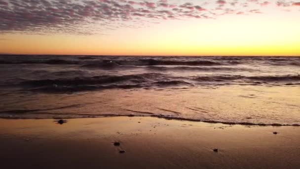 Wellen Rauschen Ans Ufer Feuchter Sand Strand Abendliche Wolkenlandschaft Goldener — Stockvideo