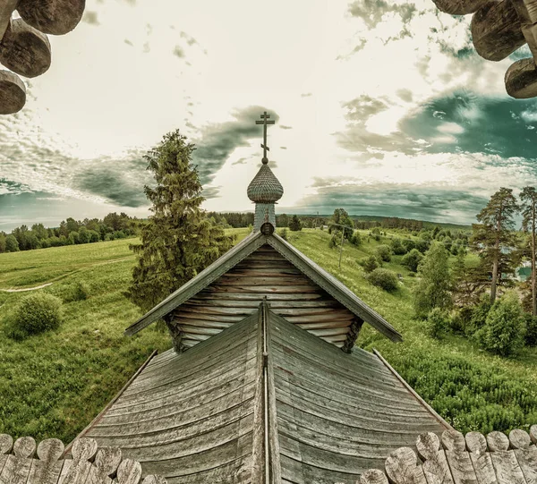 Stary Drewniany Kościół Pastwisku Wiejski Krajobraz Panoramiczny Dach Starożytnej Kaplicy — Zdjęcie stockowe