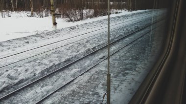 Yolcu treninin penceresinden bak. kış havası