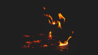 Ateşin içinde odun yakmak. Şöminede alevler