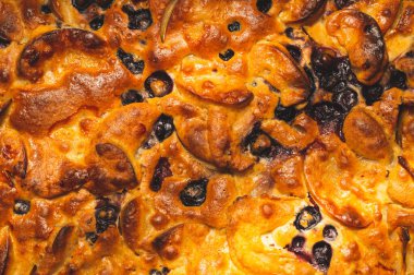 Elmalı turta yakın çekim. Çilekli Charlotte. fırın arkaplanı