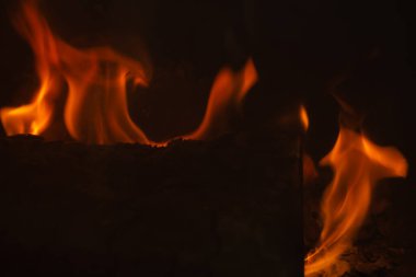 Ateşin içinde odun yakmak. Şöminede alevler