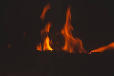 Ateşin içinde odun yakmak. Şöminede alevler
