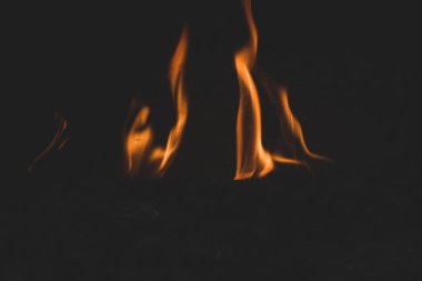 Ateşin içinde odun yakmak. Şöminede alevler