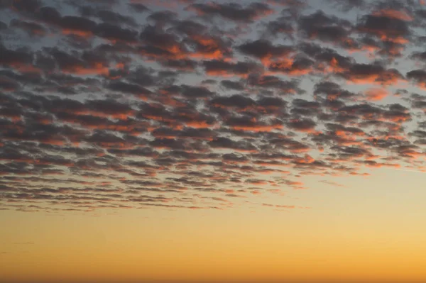 Altın Günbatımı Bulutları Akşamları Bulutlu Gökyüzü — Stok fotoğraf