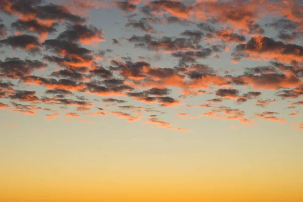 Altın Günbatımı Bulutları Akşamları Bulutlu Gökyüzü — Stok fotoğraf