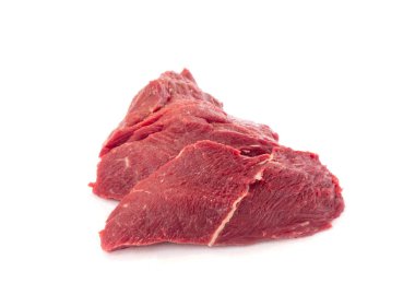 Beyaz arka planda taze çiğ biftek. Çiğ eti kapat..