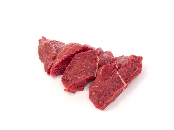 Bistecca fresca di manzo crudo isolata su fondo bianco. Chiudere carne bovina cruda. — Foto Stock