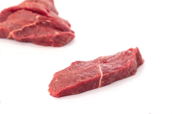 Steak de bœuf cru frais isolé sur fond blanc. Gros plan viande crue boeuf. — Photo