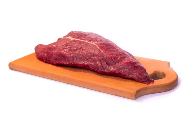 Bife cru fresco isolado sobre fundo branco. Fechar carne crua. — Fotografia de Stock