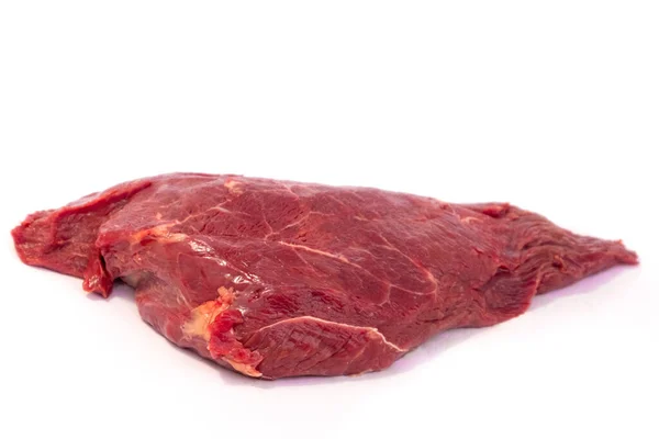 Frisches rohes Rindersteak isoliert auf weißem Hintergrund. Rohes Rindfleisch aus nächster Nähe. — Stockfoto