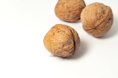 Beyaz arka planda izole edilmiş cevizler. Ceviz çekirdeği ve ceviz.